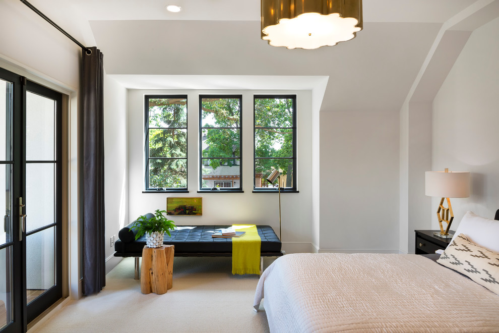 Стильный дизайн: большая хозяйская спальня в стиле неоклассика (современная классика) с белыми стенами и ковровым покрытием - последний тренд
