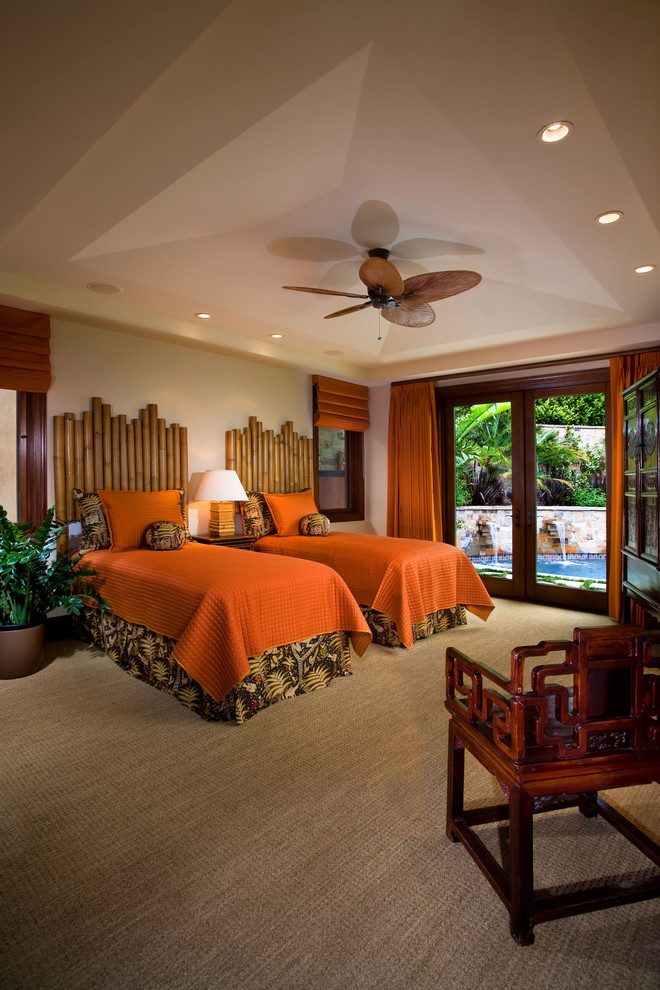 Foto de habitación de invitados marinera grande con paredes blancas, moqueta y suelo beige