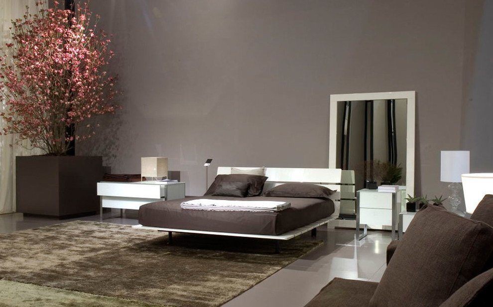 Пример оригинального дизайна: хозяйская спальня среднего размера в современном стиле с серыми стенами и полом из керамогранита без камина