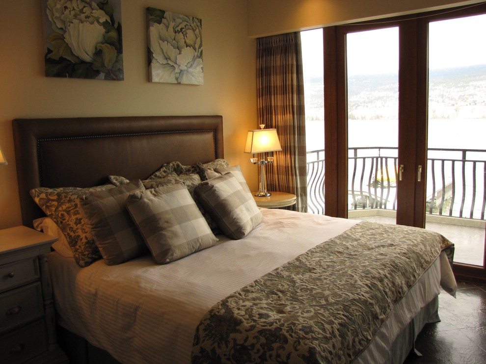На фото: хозяйская спальня среднего размера в классическом стиле с бежевыми стенами, полом из керамической плитки и коричневым полом