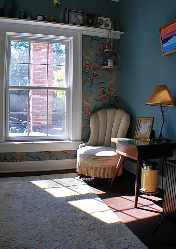 Kleines Eklektisches Gästezimmer ohne Kamin mit bunten Wänden und dunklem Holzboden in Grand Rapids