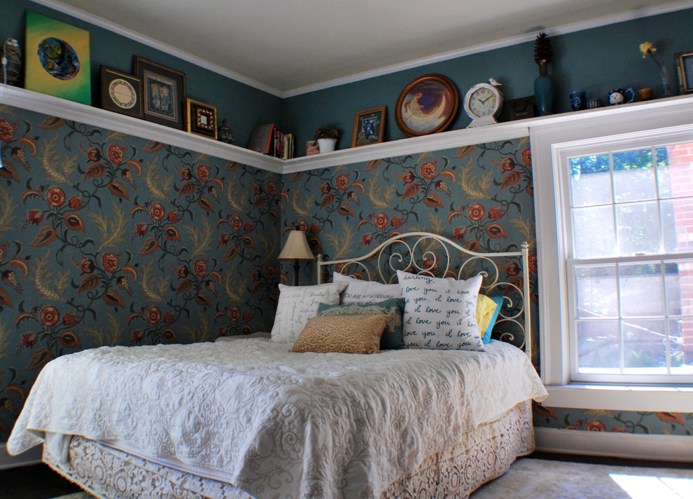 Cette image montre une petite chambre d'amis bohème avec un mur multicolore, parquet foncé et aucune cheminée.