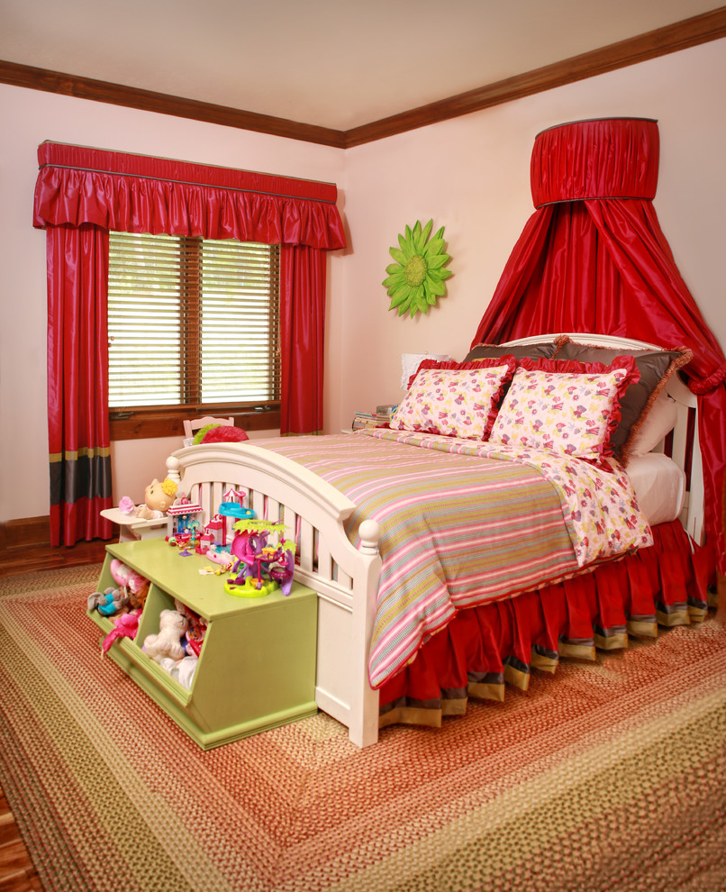 アトランタにあるトラディショナルスタイルのおしゃれな寝室 (ピンクの壁、無垢フローリング) のインテリア