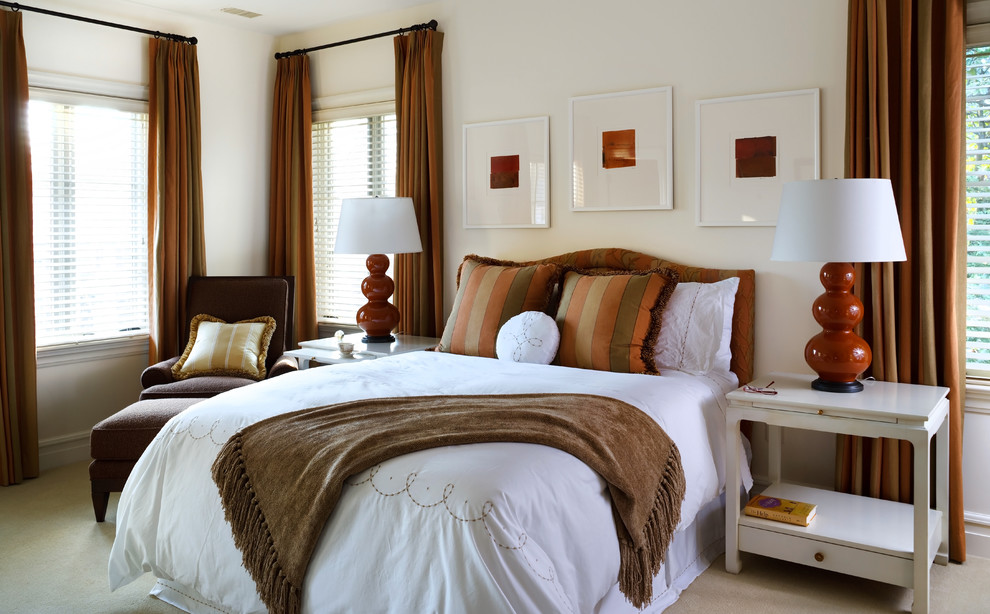 Modernes Schlafzimmer mit beiger Wandfarbe in Washington, D.C.