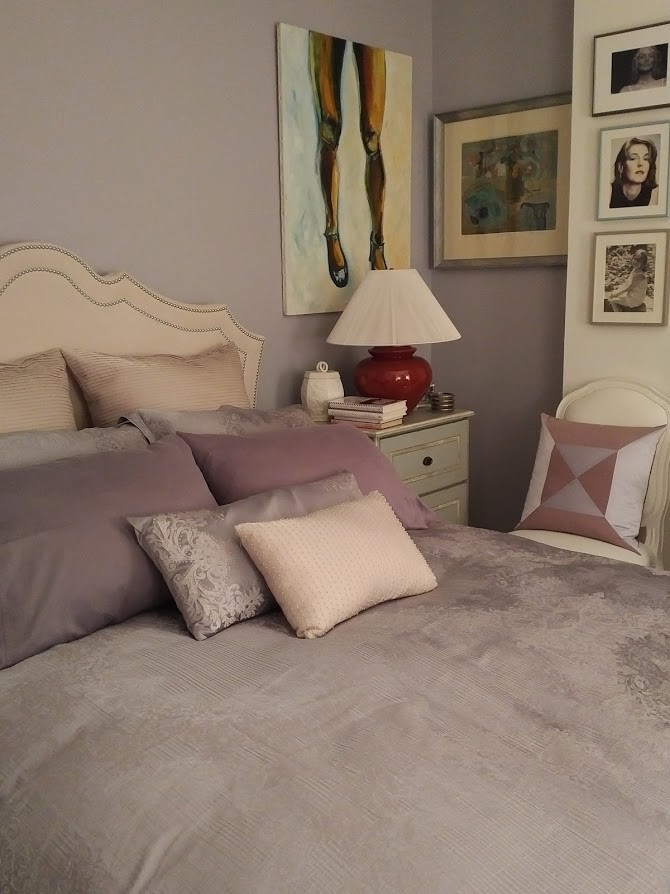 Immagine di una camera matrimoniale boho chic con pareti viola, parquet chiaro e nessun camino