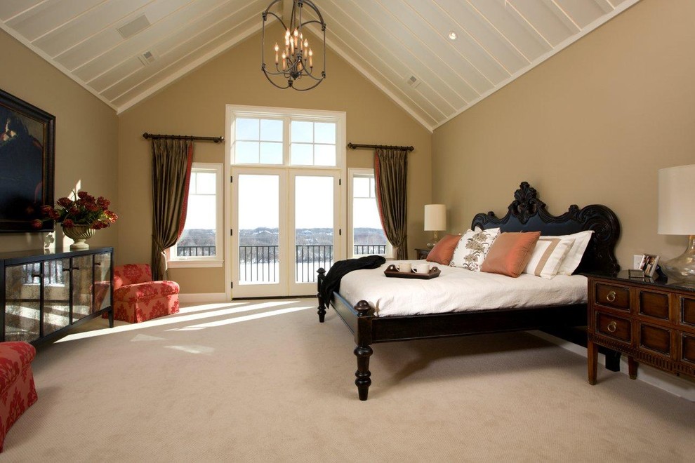 Klassisches Schlafzimmer mit beiger Wandfarbe und Teppichboden in Minneapolis
