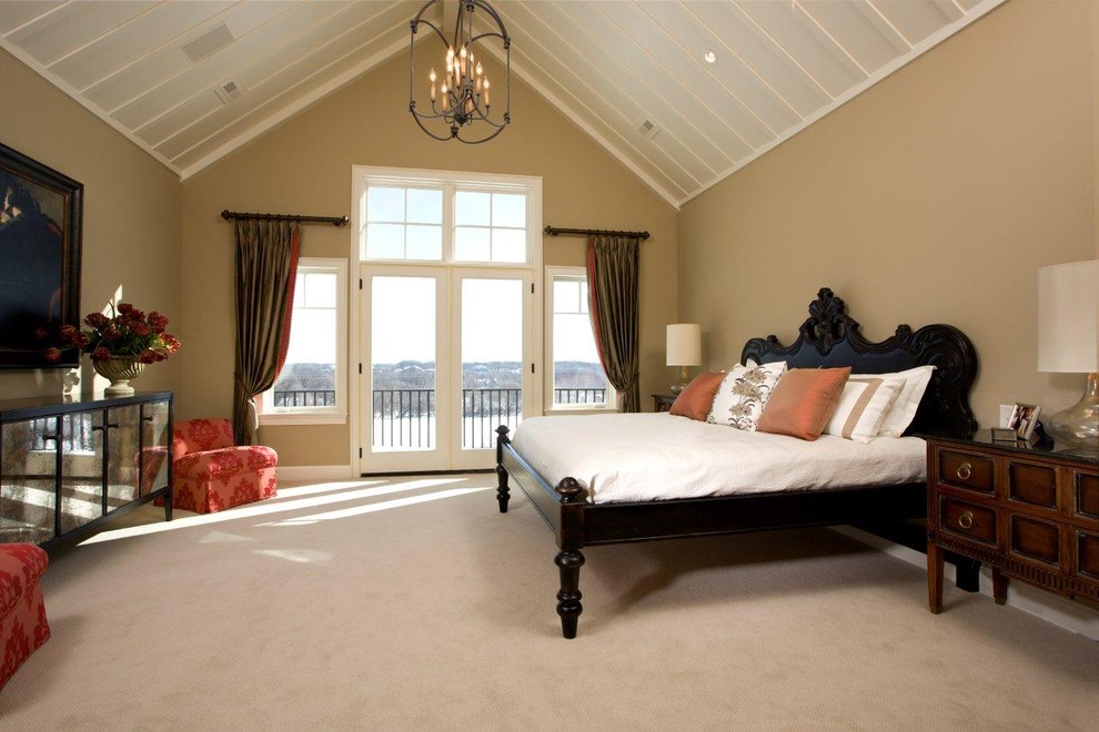 Bild på ett vintage sovrum, med beige väggar och heltäckningsmatta