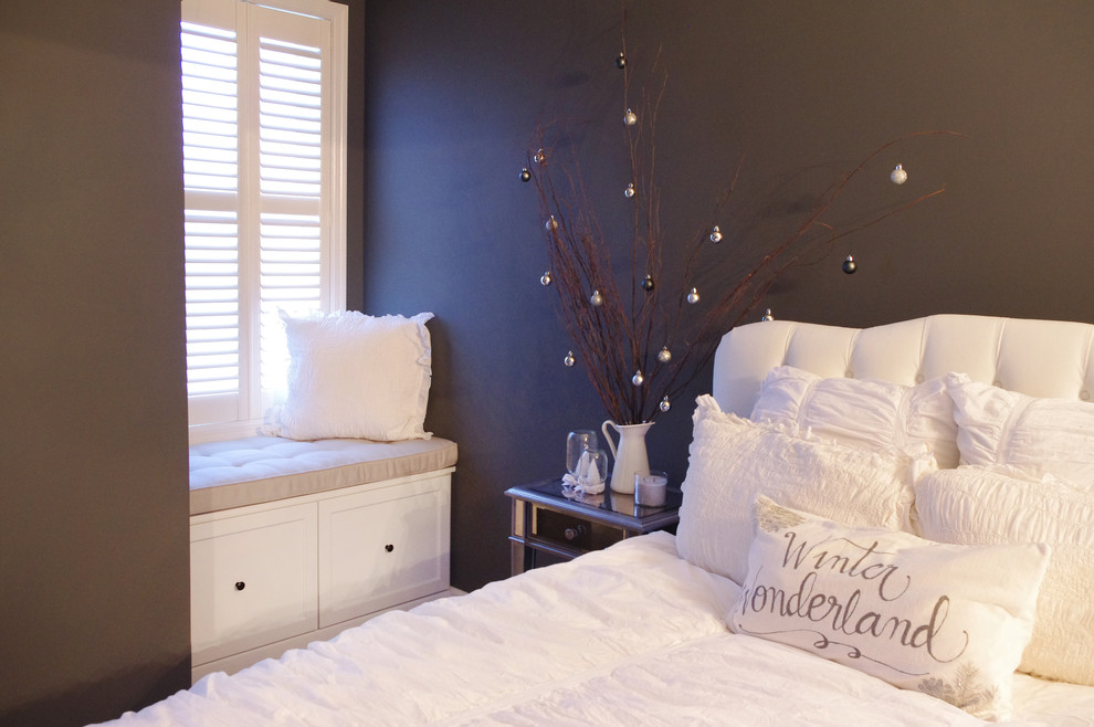 Exemple d'une petite chambre tendance avec un mur gris.