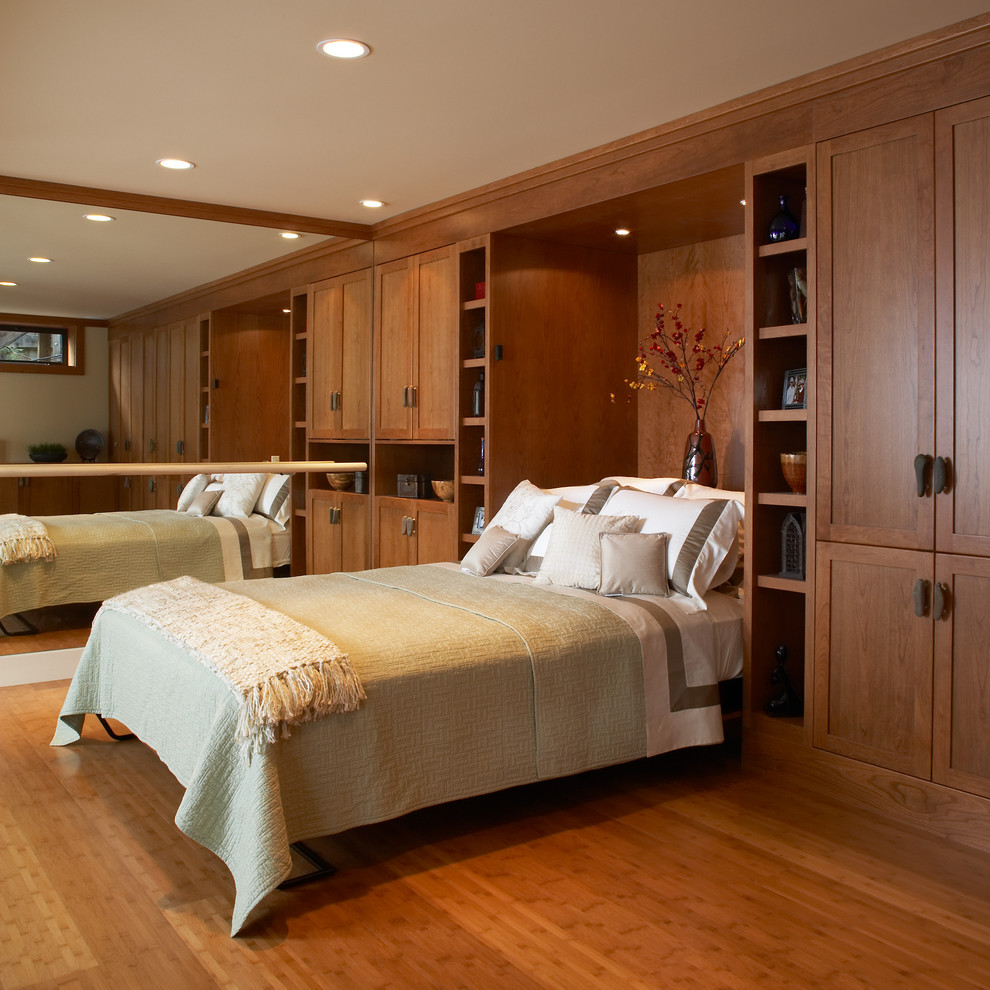 Imagen de dormitorio clásico renovado con suelo de madera en tonos medios