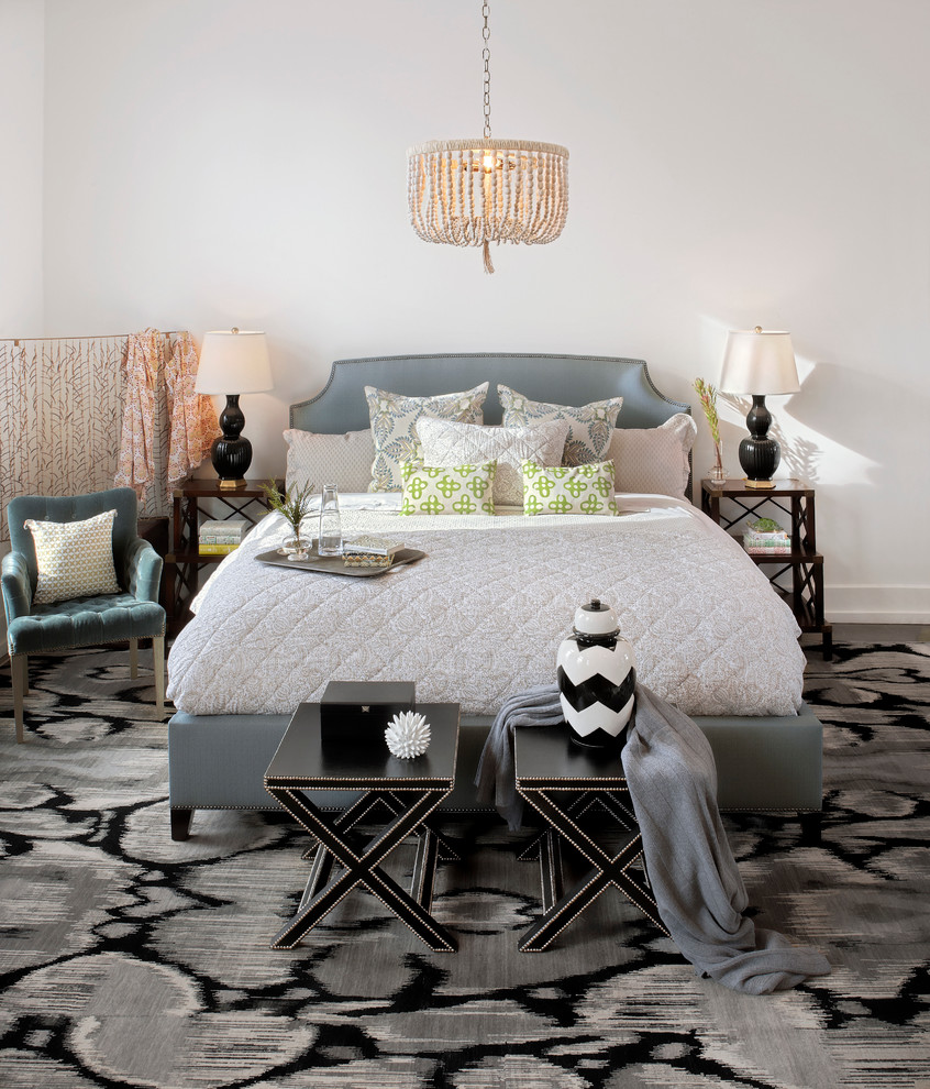Стильный дизайн: большая хозяйская спальня в стиле неоклассика (современная классика) с белыми стенами и ковровым покрытием без камина - последний тренд