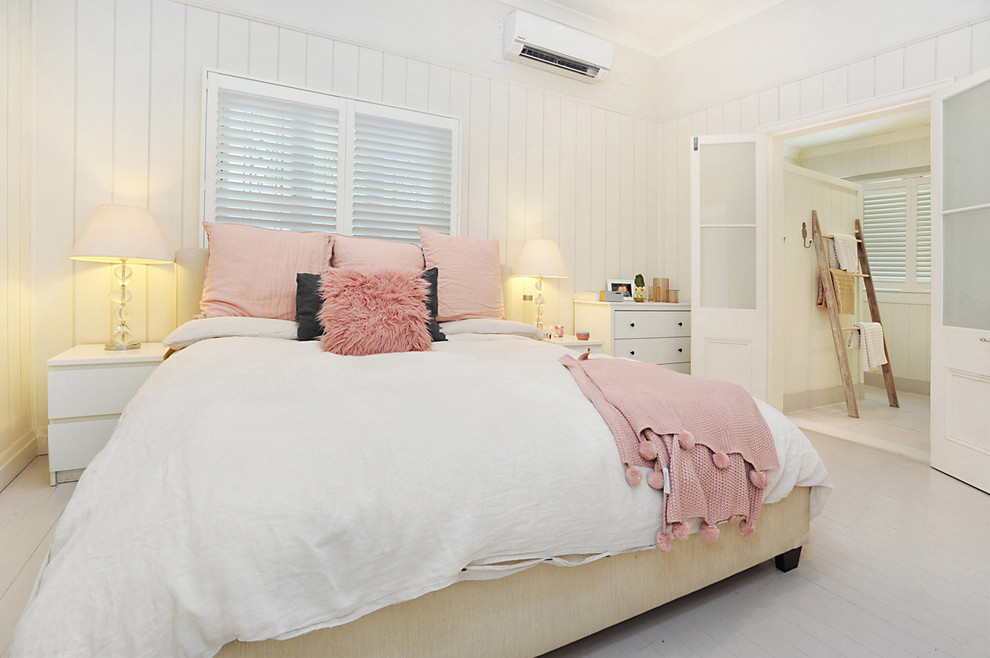 Landhausstil Hauptschlafzimmer mit beiger Wandfarbe, hellem Holzboden und weißem Boden in Brisbane
