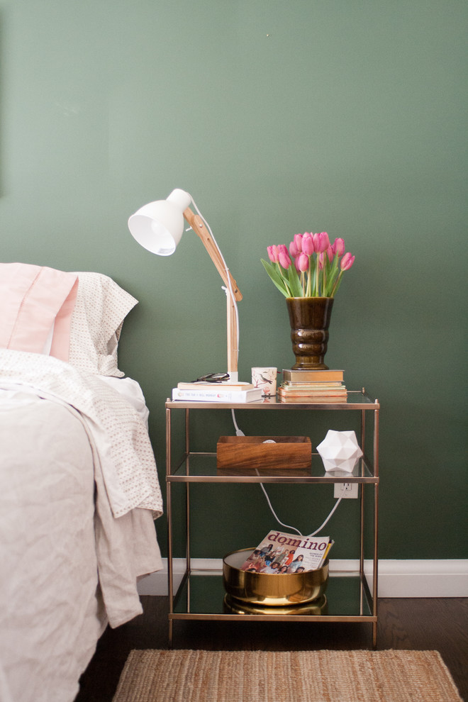 Foto de dormitorio principal ecléctico pequeño con paredes verdes y suelo de madera en tonos medios