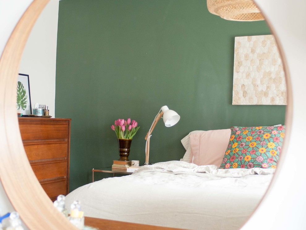トロントにある小さなエクレクティックスタイルのおしゃれな主寝室 (緑の壁、無垢フローリング)