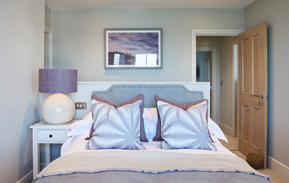 Modelo de dormitorio tradicional renovado con paredes azules, moqueta y suelo beige