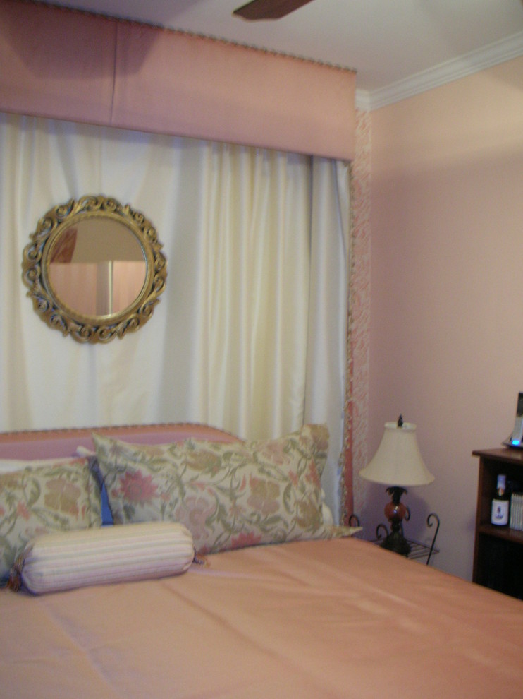 Idéer för ett klassiskt huvudsovrum, med rosa väggar
