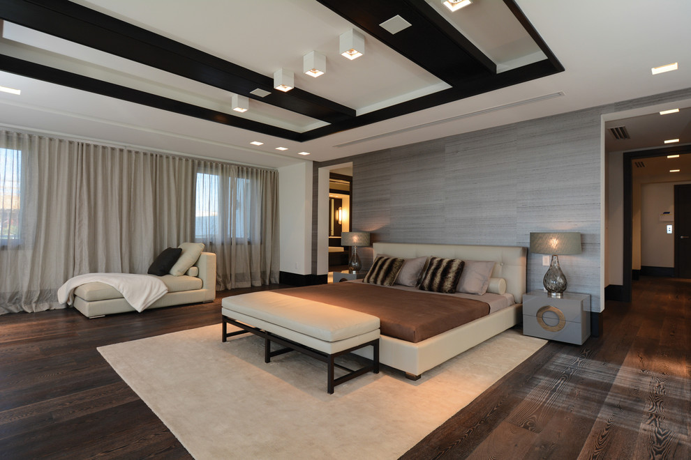 Aménagement d'une chambre contemporaine avec un mur gris et parquet foncé.