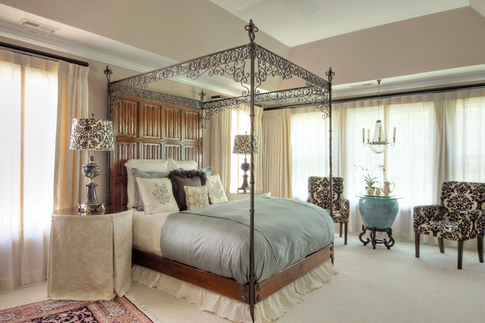 Стильный дизайн: хозяйская спальня среднего размера в классическом стиле с ковровым покрытием, стандартным камином, фасадом камина из дерева, бежевым полом, бежевыми стенами и многоуровневым потолком - последний тренд