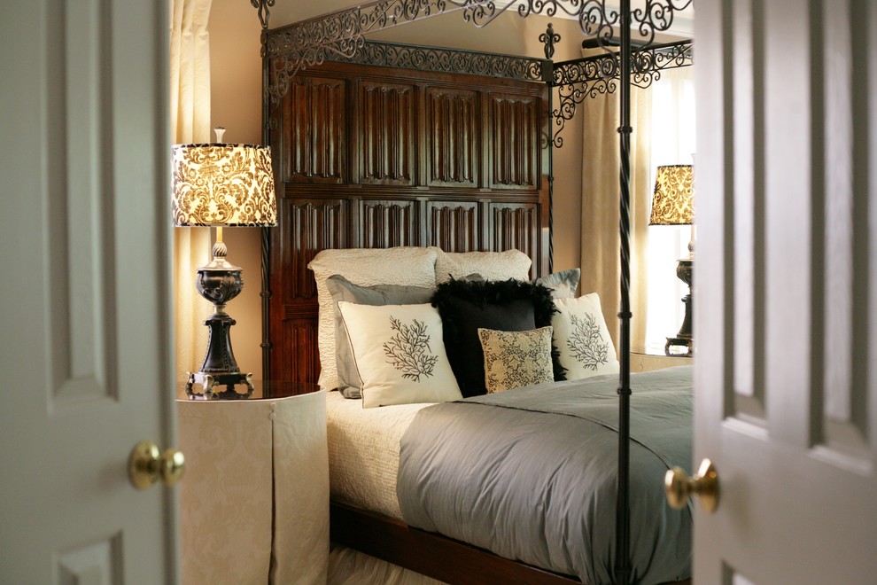 Inspiration pour une chambre traditionnelle de taille moyenne avec une cheminée standard, un manteau de cheminée en bois, un plafond décaissé et un mur beige.
