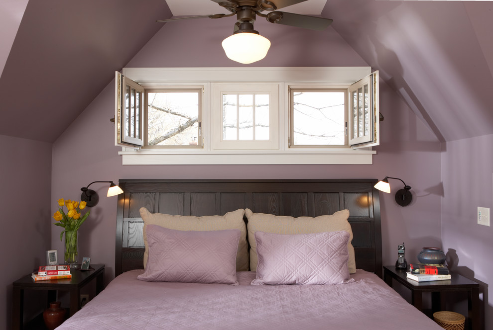 Idée de décoration pour une chambre d'amis tradition avec un mur violet.