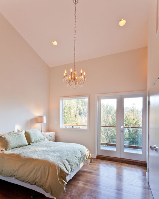Свежая идея для дизайна: гостевая спальня среднего размера, (комната для гостей) в современном стиле с белыми стенами, паркетным полом среднего тона и коричневым полом - отличное фото интерьера