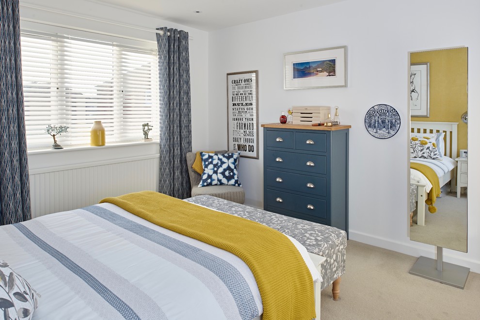 Imagen de dormitorio principal tradicional renovado de tamaño medio con paredes blancas, moqueta y suelo beige
