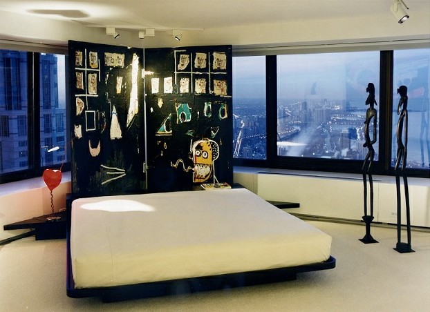 Пример оригинального дизайна: хозяйская спальня среднего размера в стиле модернизм с белыми стенами и ковровым покрытием без камина