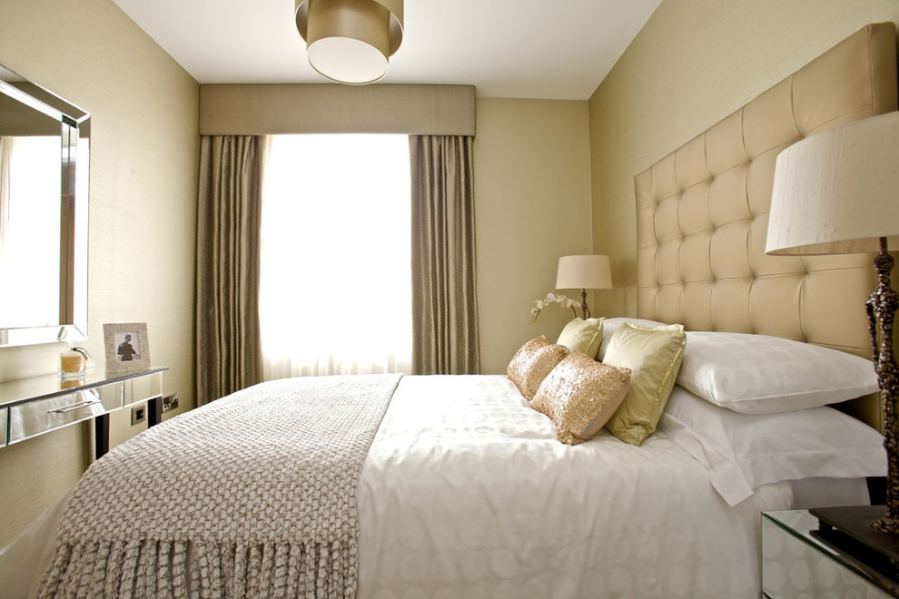 Foto di una camera da letto design con pareti beige