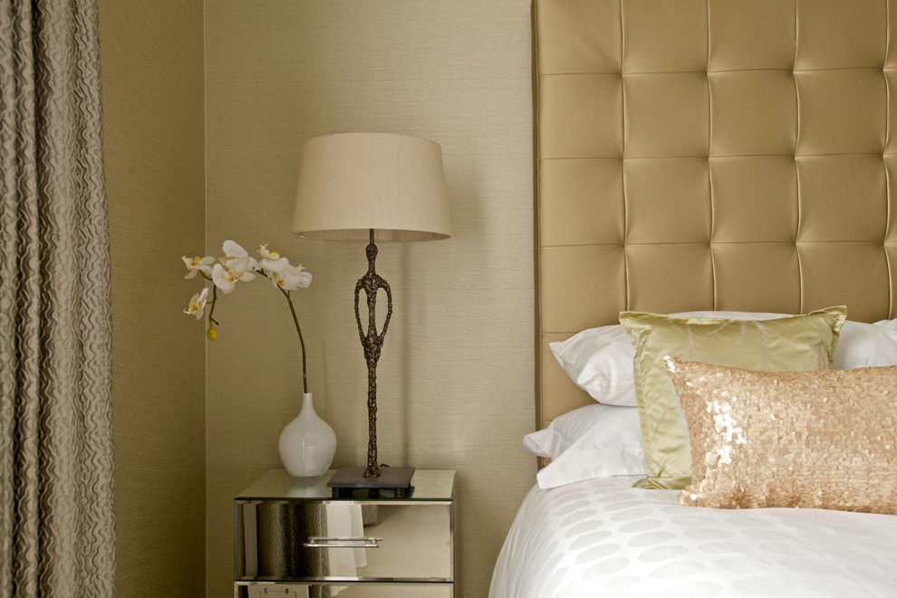 Immagine di una camera da letto contemporanea con pareti beige