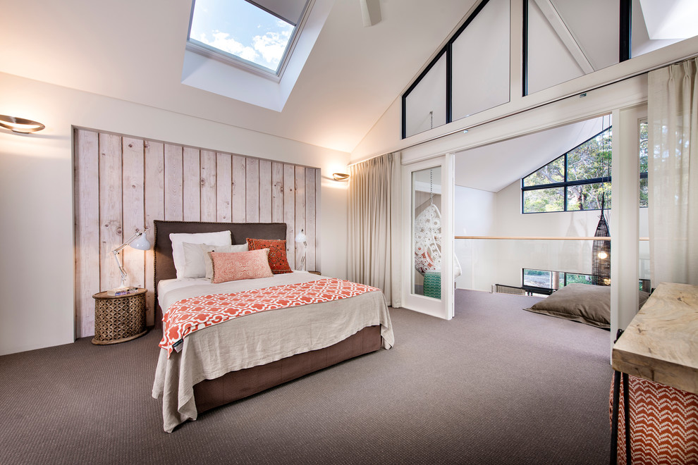 На фото: спальня на антресоли, на мансарде в морском стиле с белыми стенами и ковровым покрытием без камина с