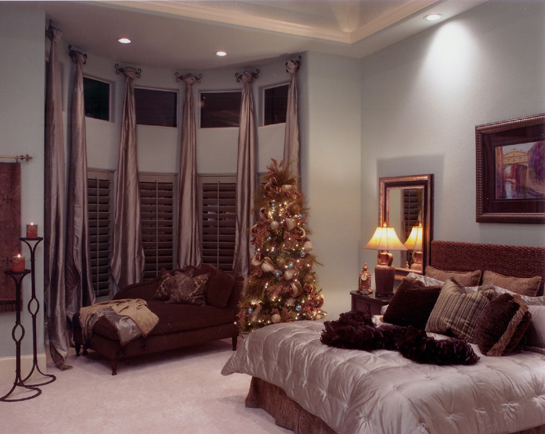 Foto de dormitorio principal tradicional renovado con paredes marrones y moqueta
