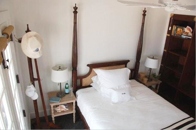 Стильный дизайн: гостевая спальня (комната для гостей) в морском стиле с белыми стенами - последний тренд