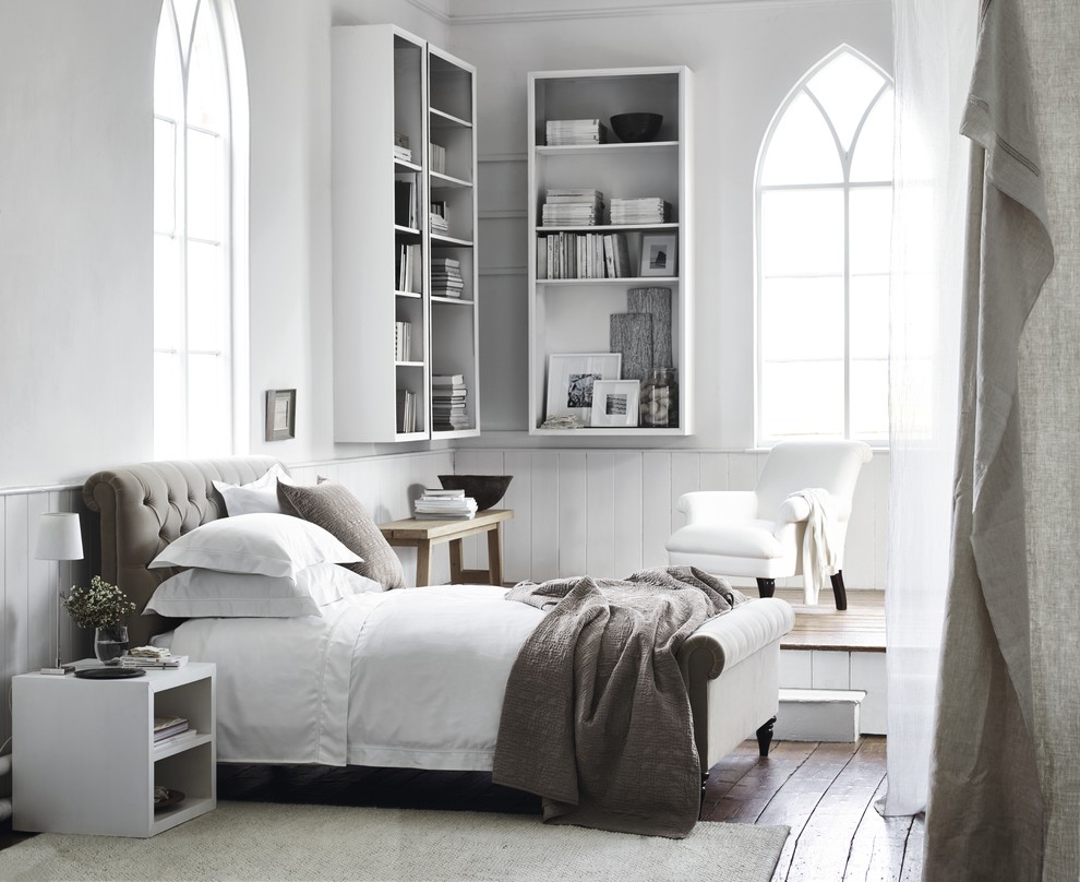 На фото: гостевая спальня среднего размера, (комната для гостей) в стиле неоклассика (современная классика) с белыми стенами, коричневым полом и темным паркетным полом без камина