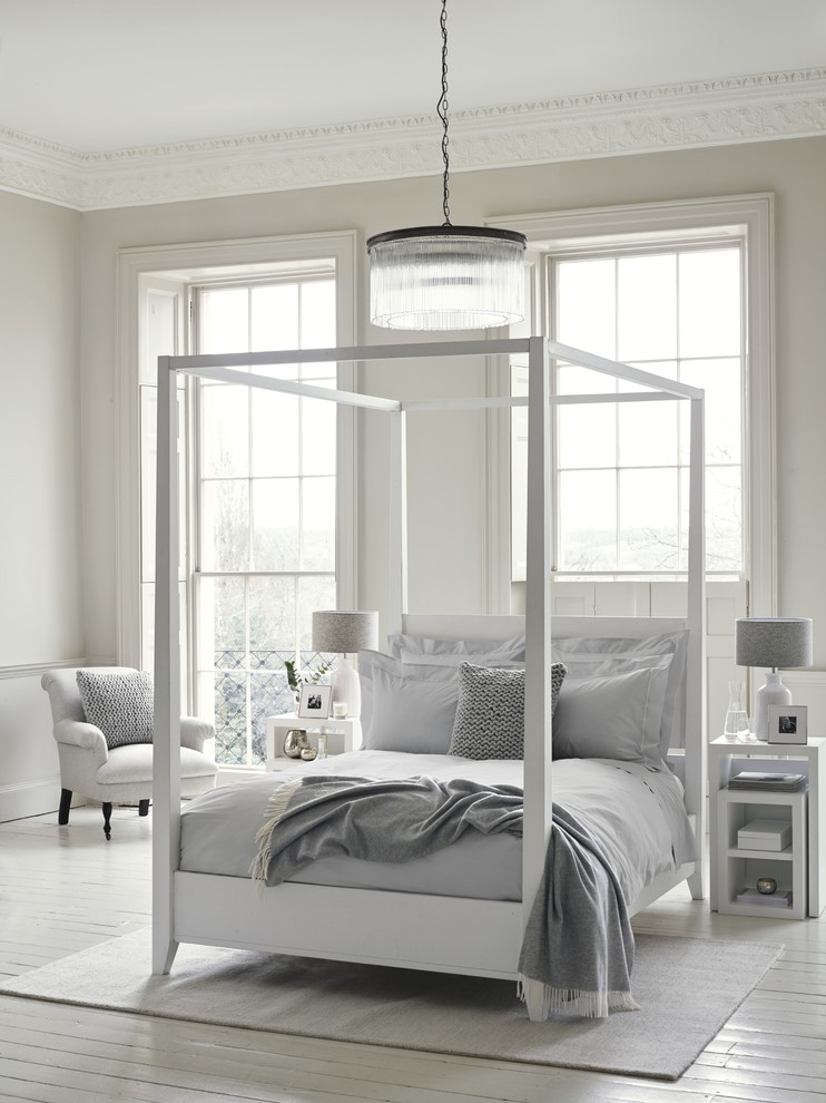 Imagen de dormitorio clásico renovado de tamaño medio sin chimenea con paredes grises, suelo de madera pintada y suelo blanco