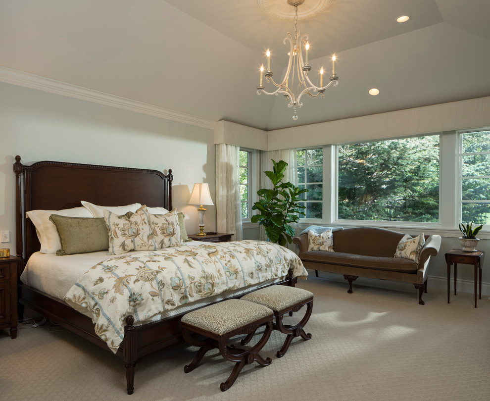 На фото: большая хозяйская спальня в классическом стиле с ковровым покрытием и синими стенами без камина с