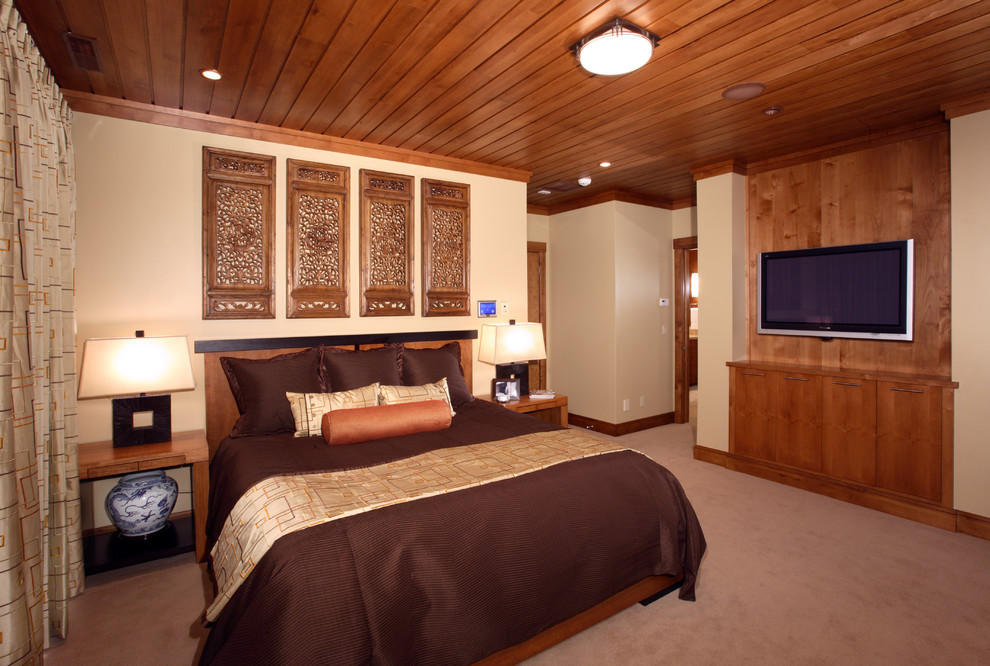 Идея дизайна: большая хозяйская спальня в современном стиле с бежевыми стенами, ковровым покрытием и коричневым полом
