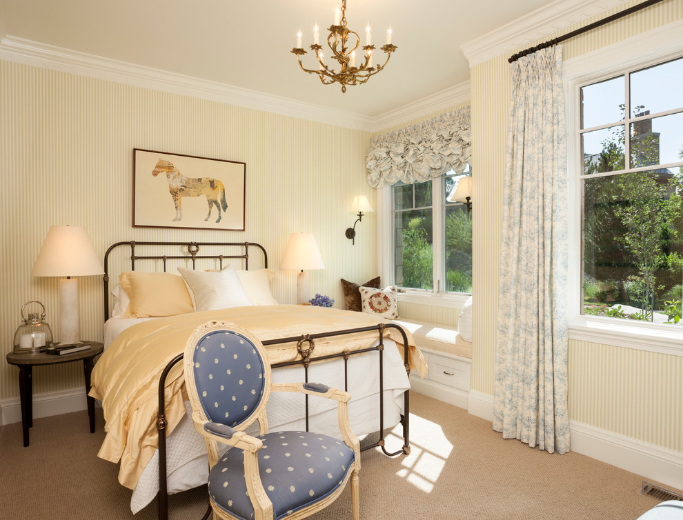 Пример оригинального дизайна: спальня в классическом стиле с разноцветными стенами и ковровым покрытием