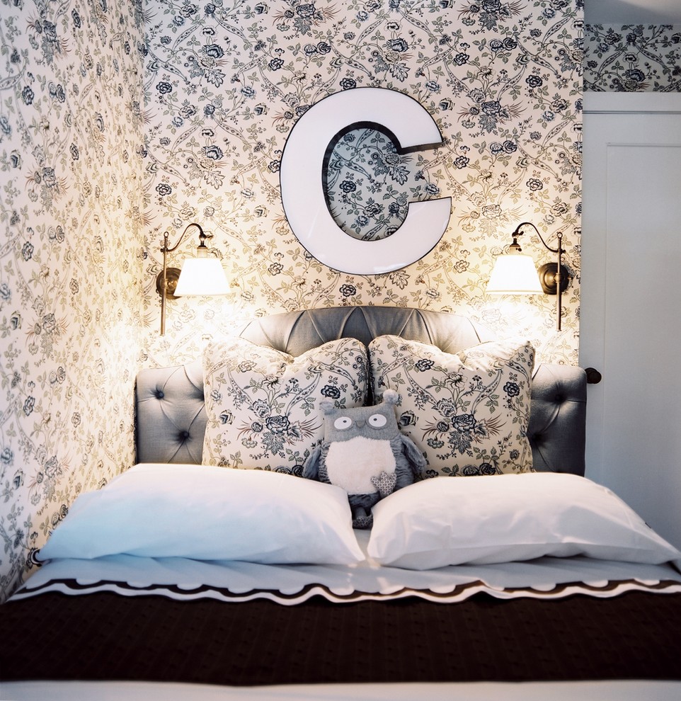 На фото: спальня в стиле шебби-шик с разноцветными стенами с