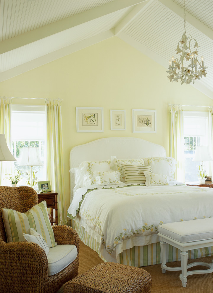 Источник вдохновения для домашнего уюта: хозяйская спальня среднего размера в морском стиле с желтыми стенами