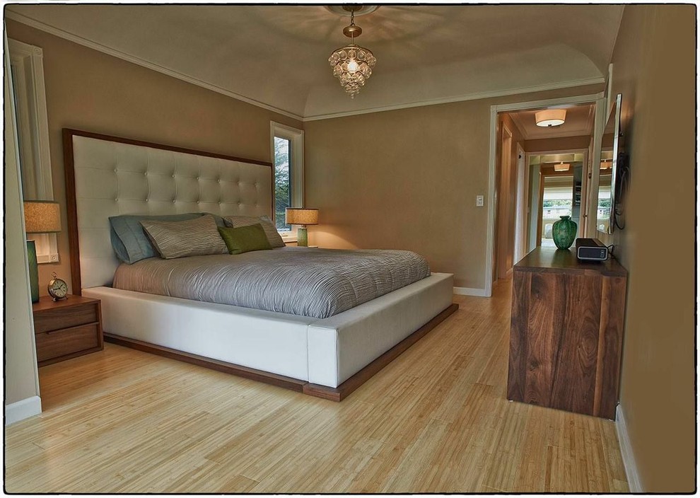 サンフランシスコにある中くらいなトランジショナルスタイルのおしゃれな主寝室 (ベージュの壁、竹フローリング、暖炉なし) のレイアウト