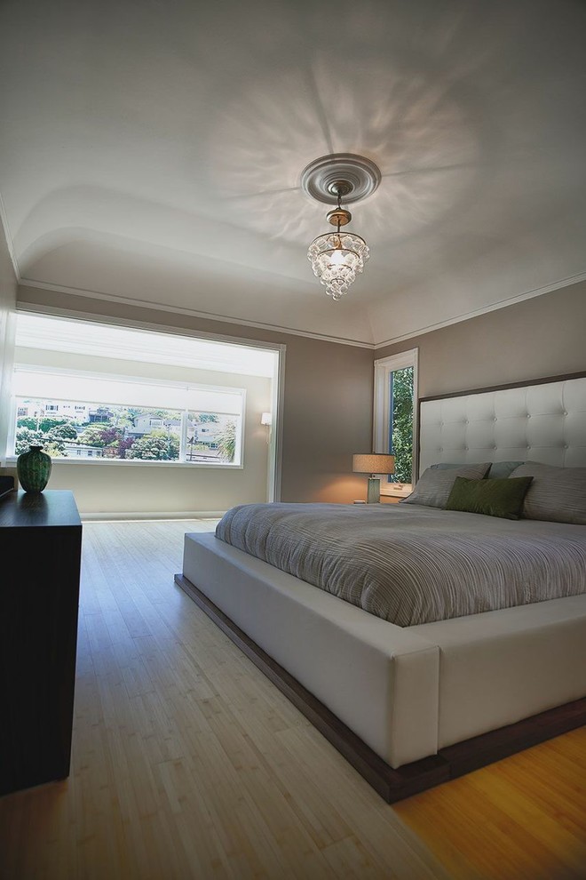 Пример оригинального дизайна: хозяйская спальня среднего размера в стиле неоклассика (современная классика) с бежевыми стенами и полом из бамбука без камина