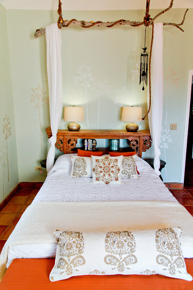 Стильный дизайн: спальня в морском стиле с зелеными стенами - последний тренд