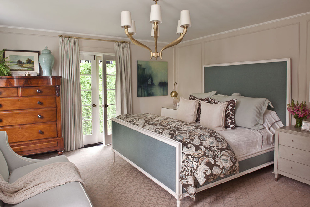 Пример оригинального дизайна: спальня в стиле неоклассика (современная классика) с бежевыми стенами