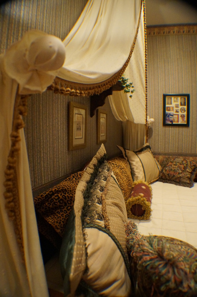 Foto di una camera degli ospiti vittoriana di medie dimensioni con pareti beige, moquette, nessun camino e pavimento bianco