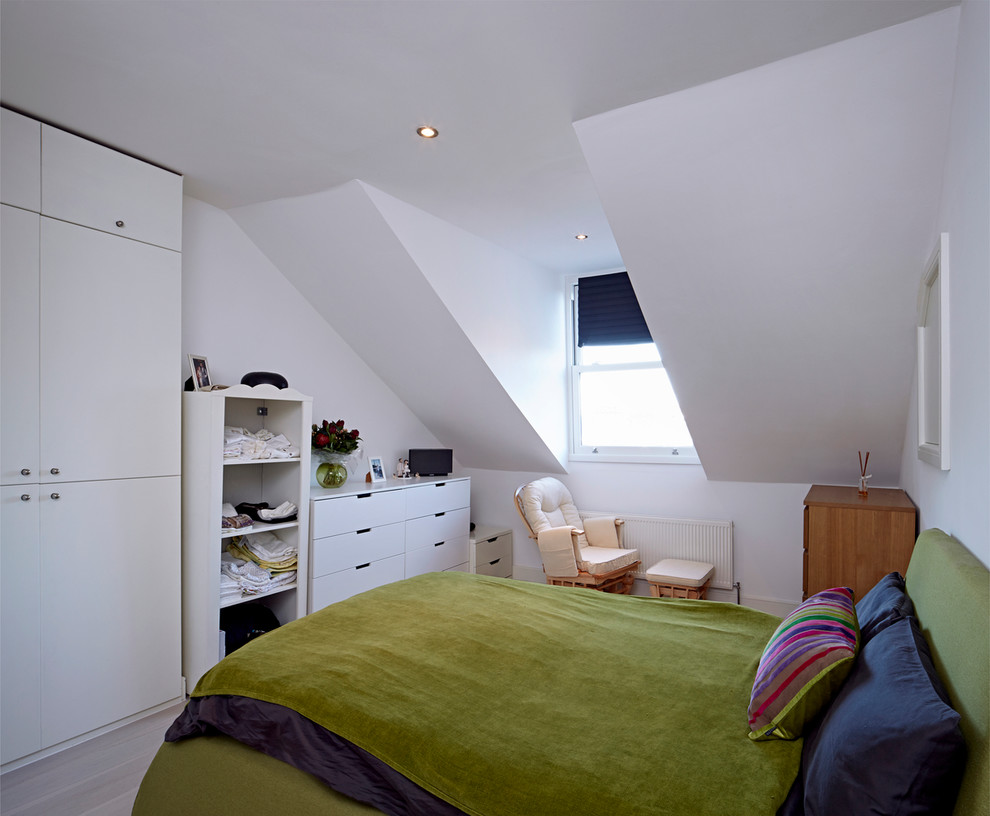 Idee per una camera da letto contemporanea di medie dimensioni con parquet chiaro
