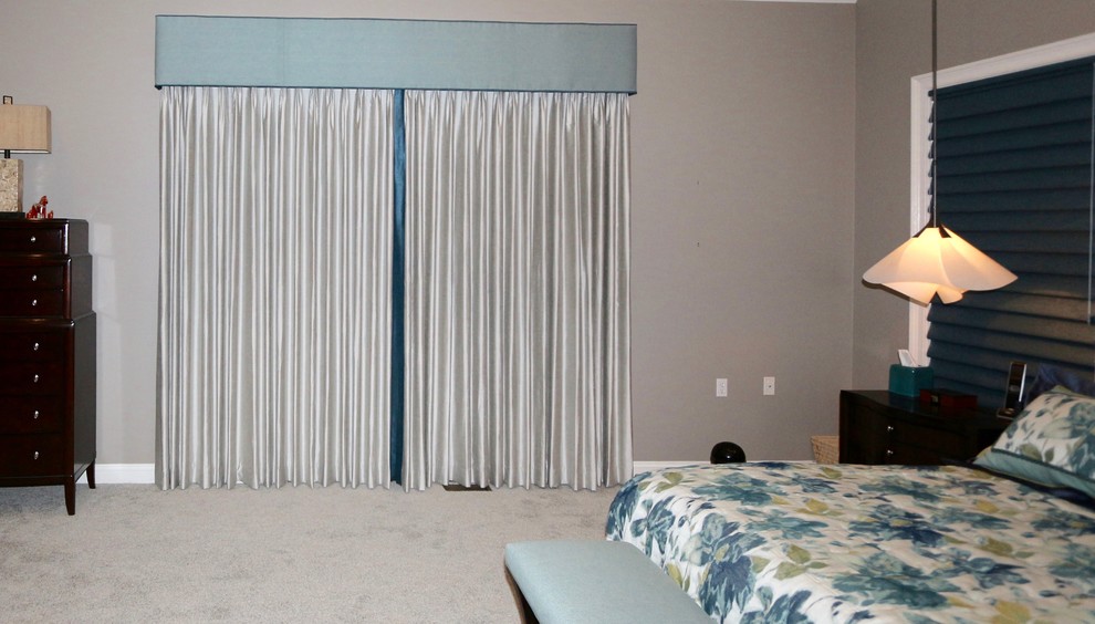 Modelo de dormitorio principal minimalista grande sin chimenea con paredes beige y moqueta