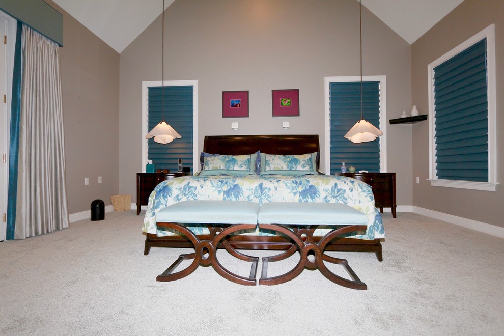 На фото: большая хозяйская спальня в стиле модернизм с бежевыми стенами и ковровым покрытием без камина
