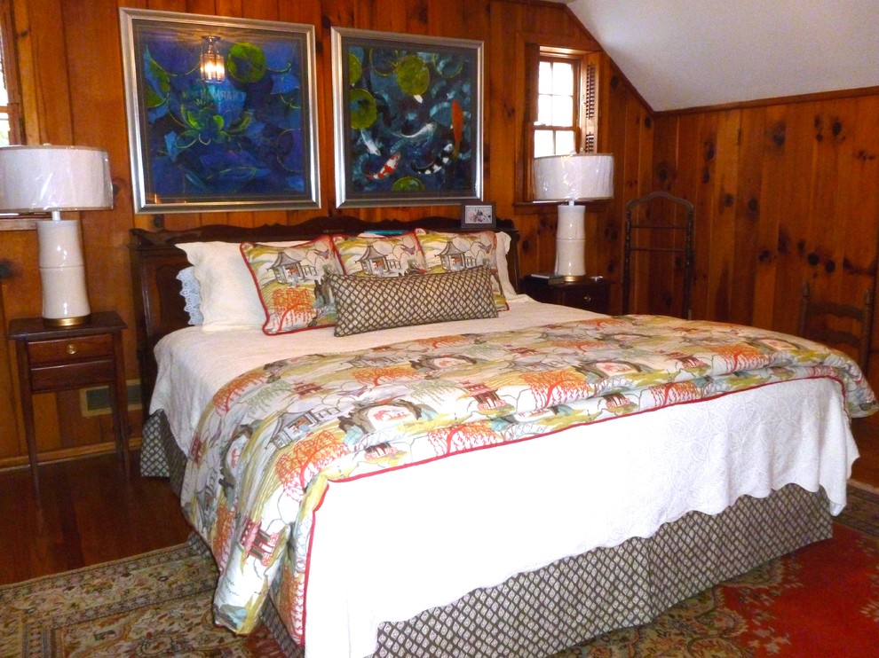 Foto de habitación de invitados asiática de tamaño medio con paredes marrones y suelo de madera oscura