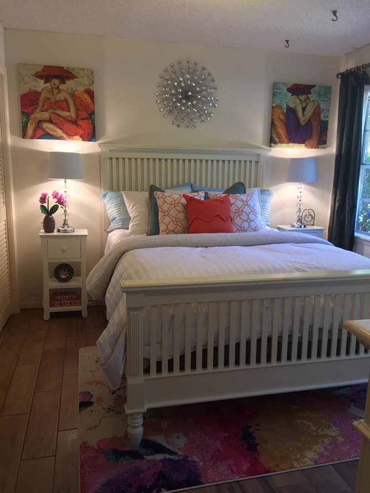 Стильный дизайн: маленькая гостевая спальня (комната для гостей) в стиле фьюжн с белыми стенами, полом из ламината и коричневым полом без камина для на участке и в саду - последний тренд