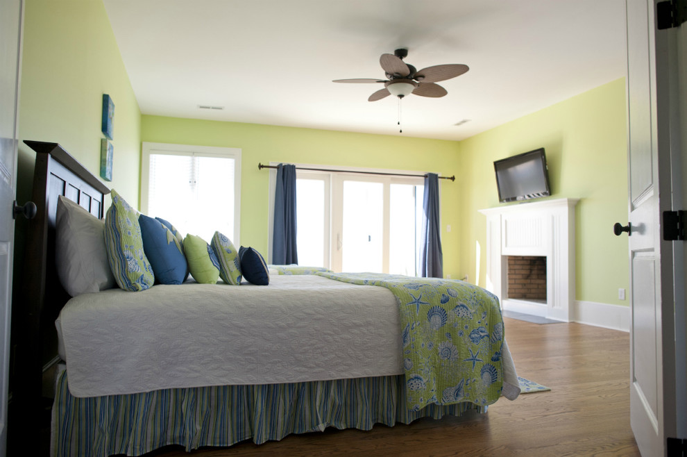 Maritimes Gästezimmer mit grüner Wandfarbe in Charleston