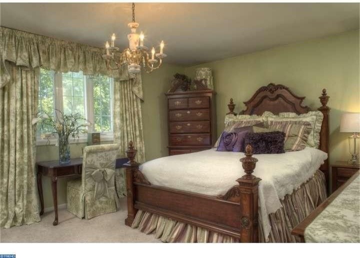 Пример оригинального дизайна: хозяйская спальня среднего размера в классическом стиле с зелеными стенами и ковровым покрытием без камина